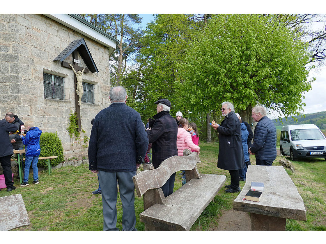 Bittprozession an der Weingartenkapelle (Foto: Karl-Franz Thiede)